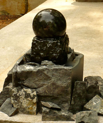 Kugelbrunnen aus Diabas