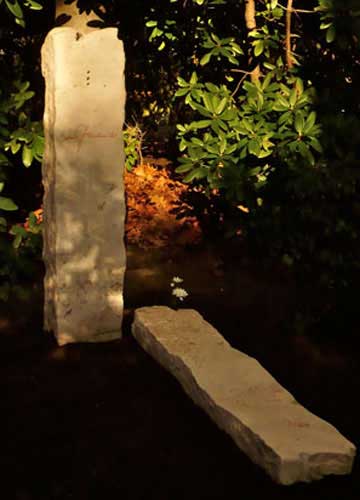 individuelle Grabsteine Ensemble Stele aus Jura Altmühltal mit Signatur des Verstorbenen