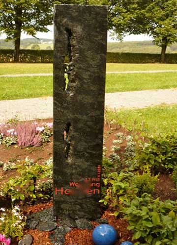 individuelle Grabmalkunst Grabstein-Stele Diabas Durchbrueche